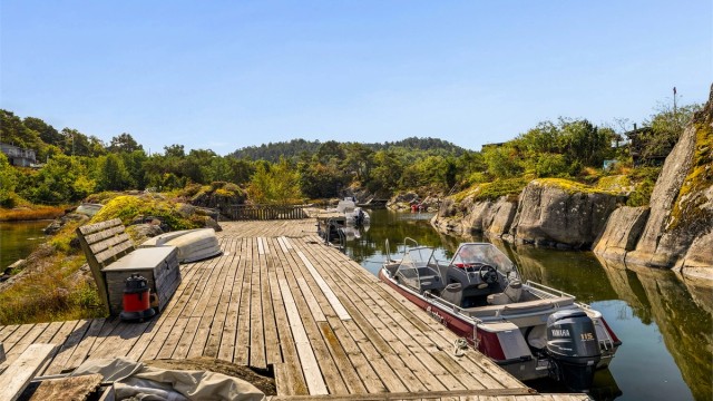 Felles brygge hvor det foreligger avtale om rett til båtplass.