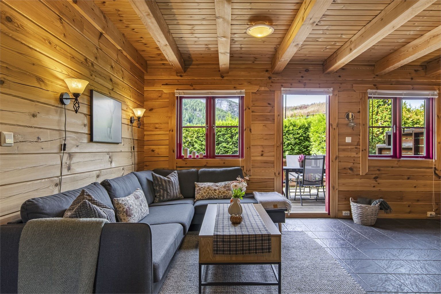 Stuen har gulvvarme og direkte utgang til en stor, vestvendt terrasse.