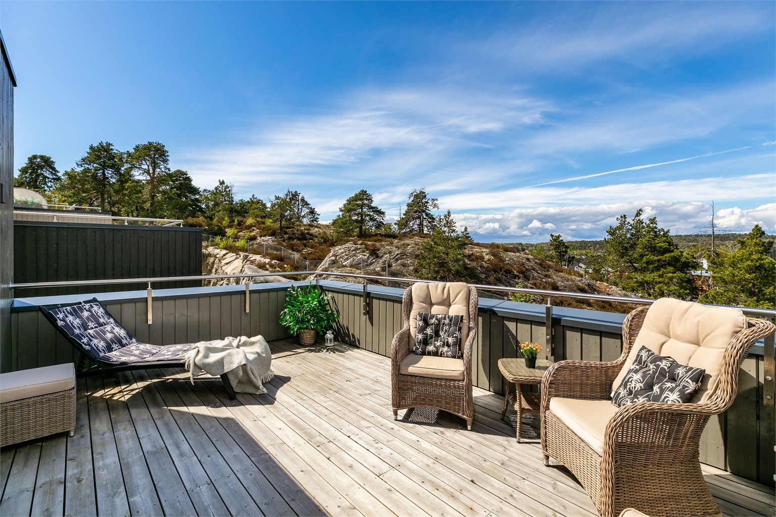 I sommermånedene er det sol på takaltanen allerede fra formiddag og nærmest helt til solen går ned.
