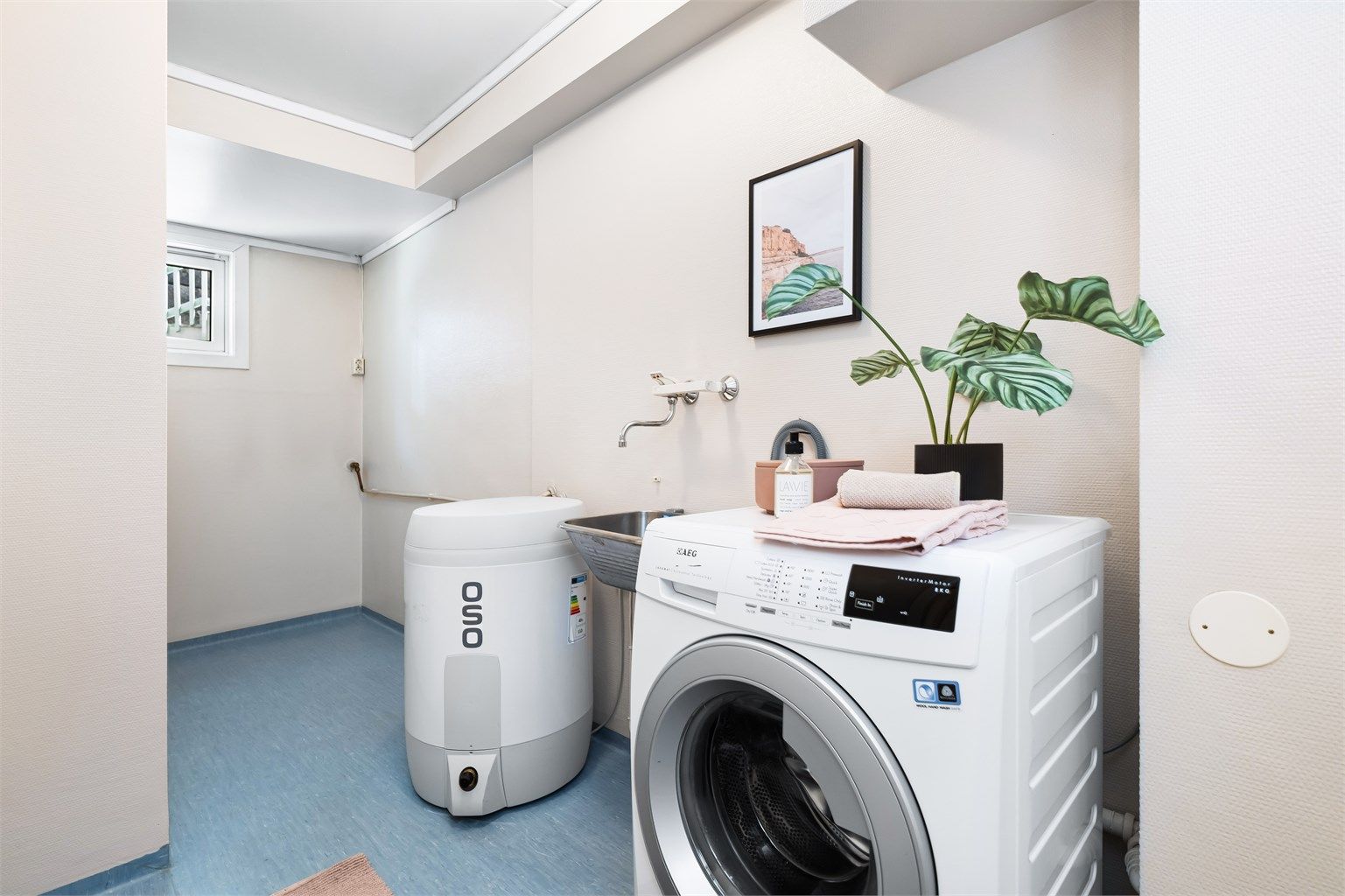 Fra baderom er det inngang til egen bod/vaskerom. 