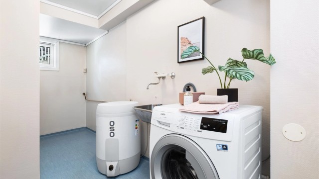 Fra baderom er det inngang til egen bod/vaskerom.