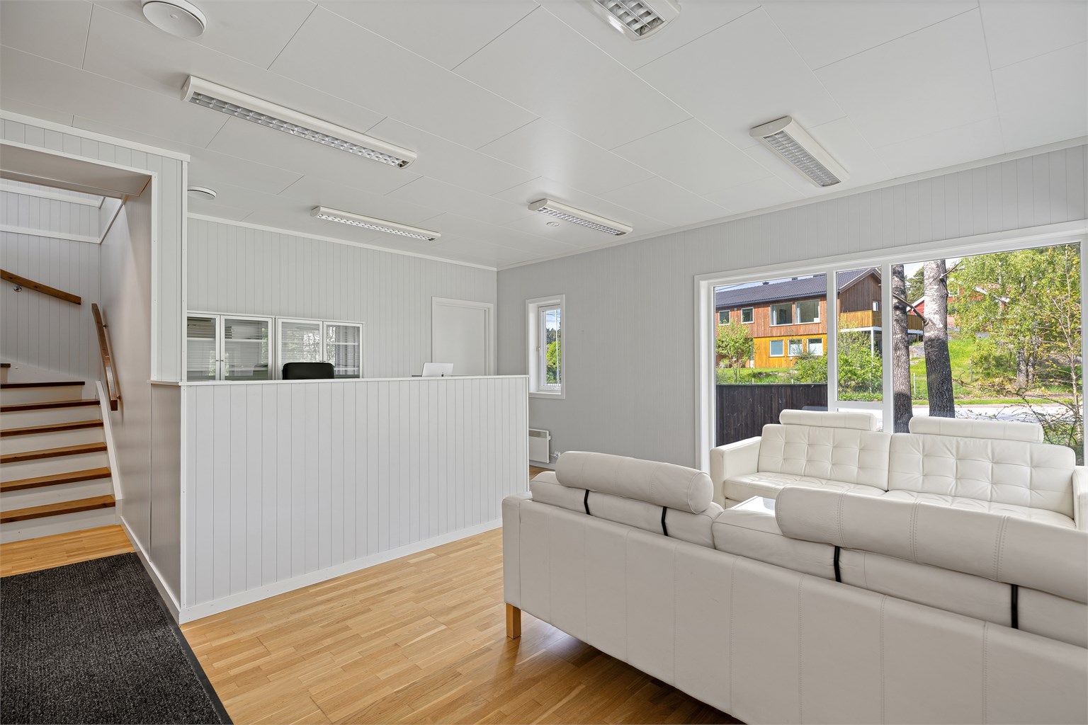 Velkommen inn i resepsjon, venterom evt kontorplass.