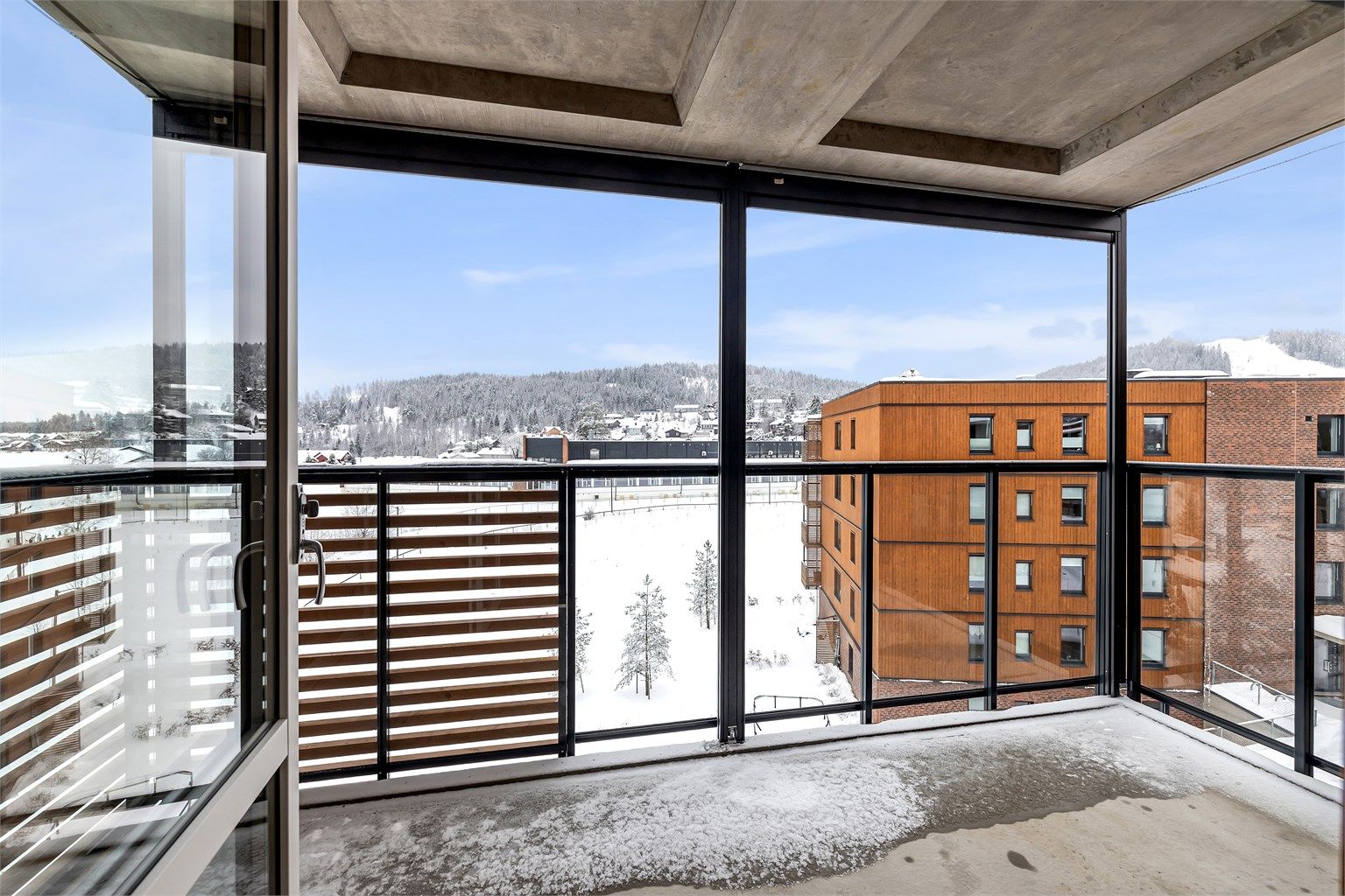 Stor sørvendt balkong på 10 kvm med gode solforhold!