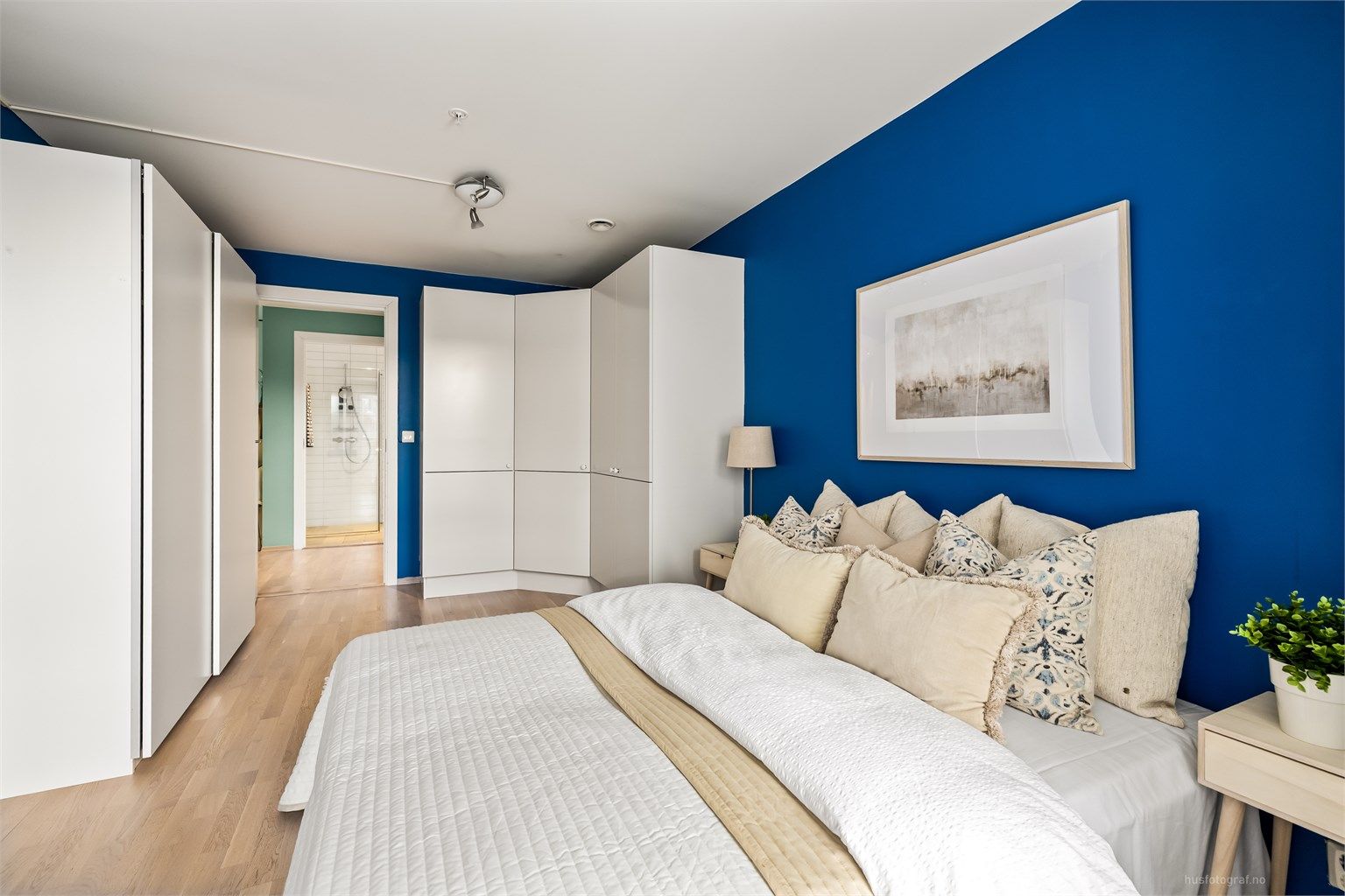 Hovedsoverommet har god plass til dobbeltseng og rikelig med garderobeløsninger.