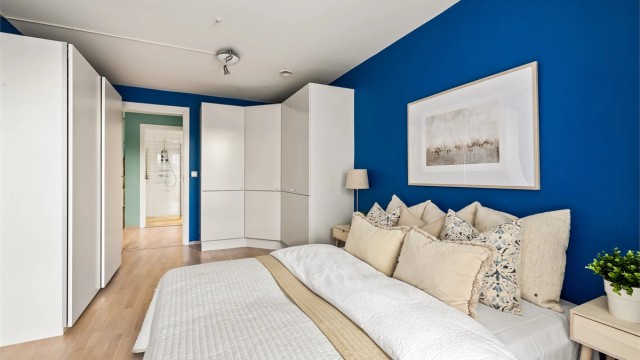 Hovedsoverommet har god plass til dobbeltseng og rikelig med garderobeløsninger.