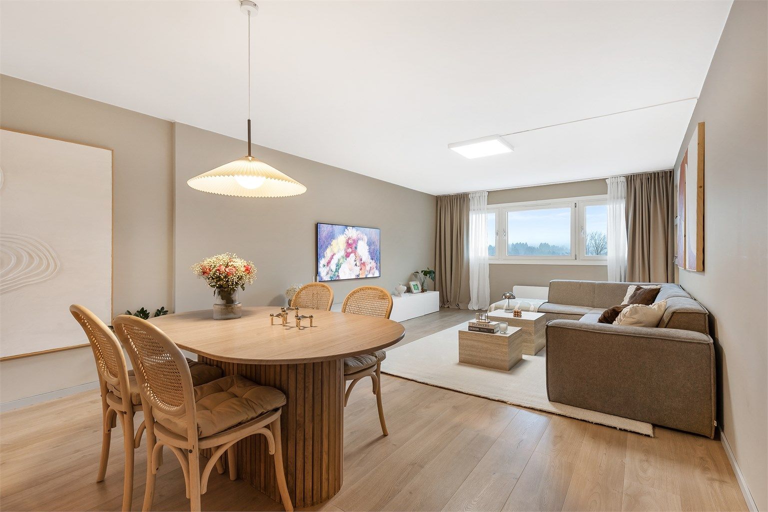 Stuen er av god størrelse med plass til å møblere i soner.