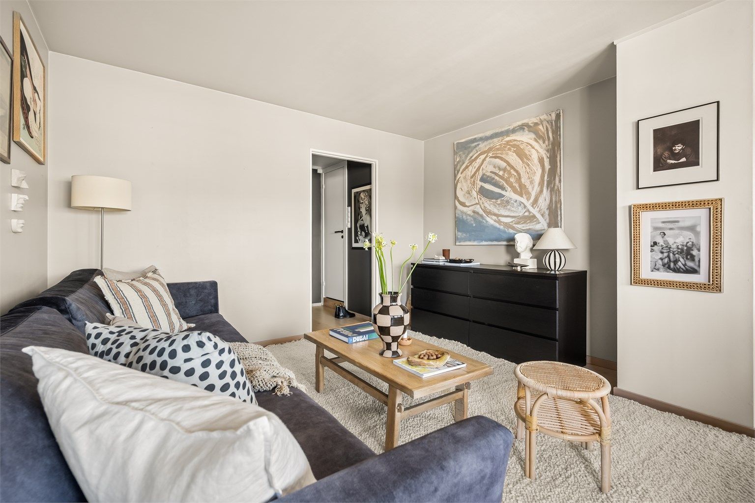 Stuen er romslig og kan enkelt innredes med sofagruppe og tilhørende salongbord. 