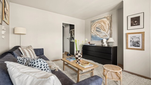 Stuen er romslig og kan enkelt innredes med sofagruppe og tilhørende salongbord.