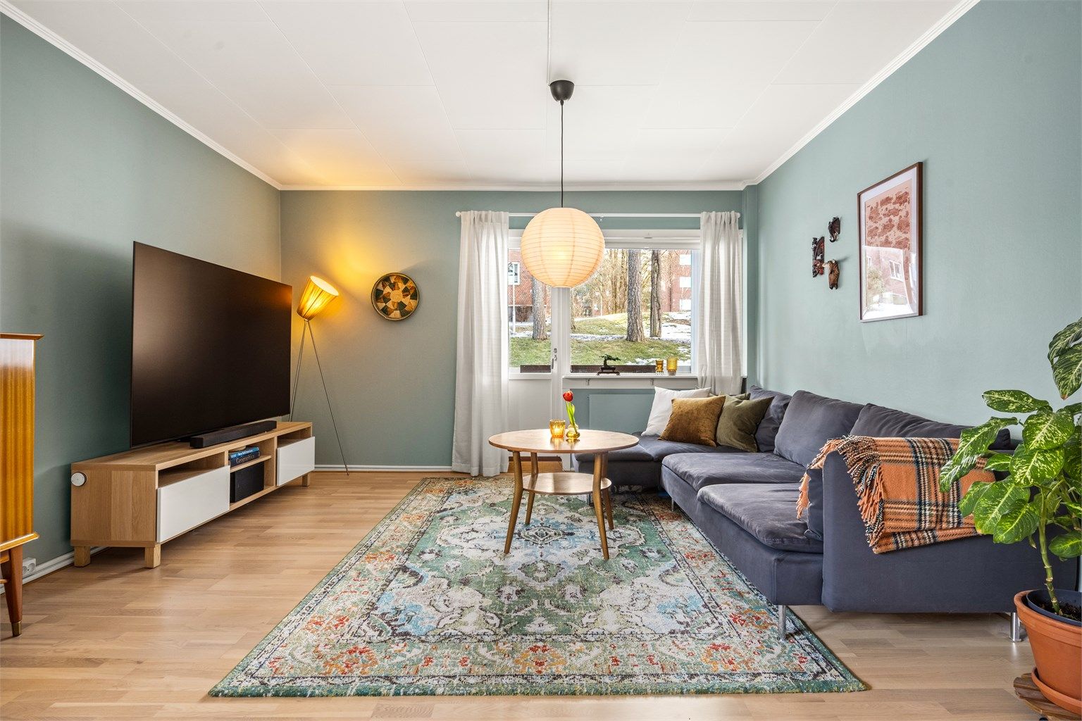 Leiligheten oppvarmes hovedsakelig via vannbåren varme tilknyttet radiatorer. Fyring og varmtvann er inkludert i felleskostnadene.