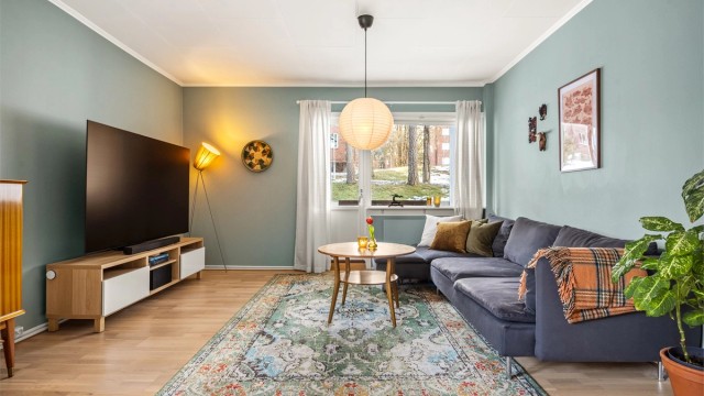 Leiligheten oppvarmes hovedsakelig via vannbåren varme tilknyttet radiatorer. Fyring og varmtvann er inkludert i felleskostnadene.