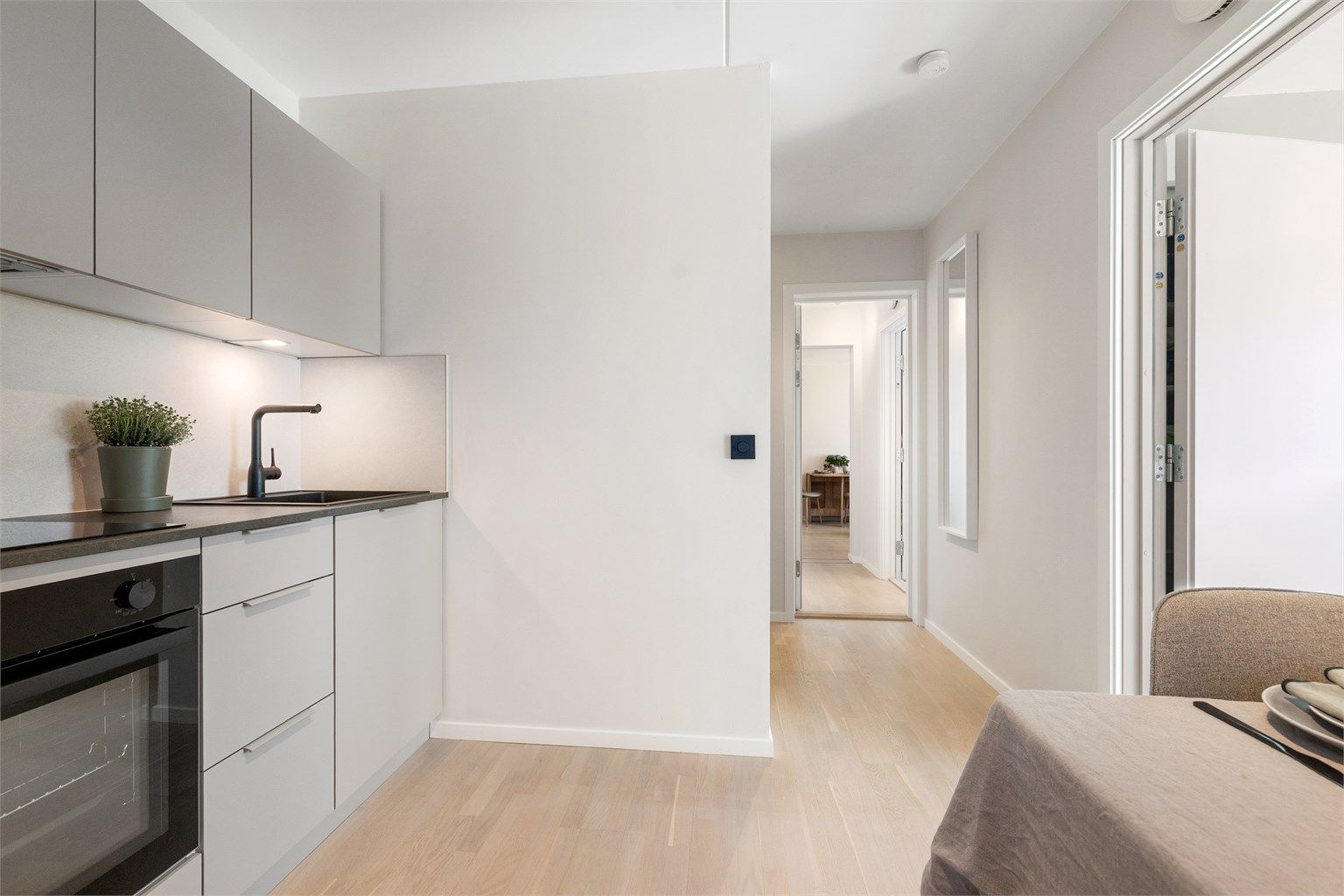 Kjøkkenet i hybelen har også komfyrvakt og automatisk vannstopper installert.