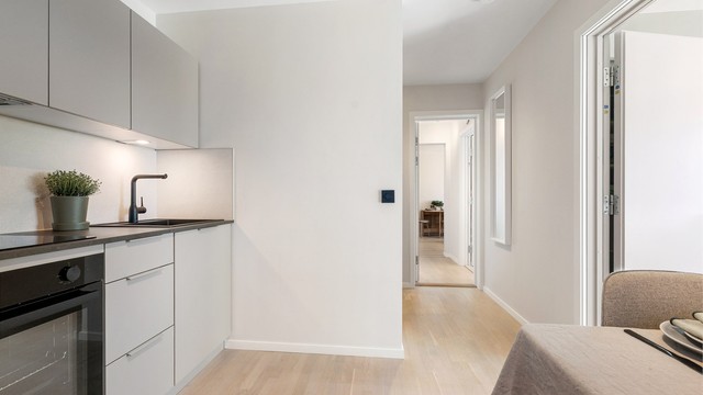 Kjøkkenet i hybelen har også komfyrvakt og automatisk vannstopper installert.