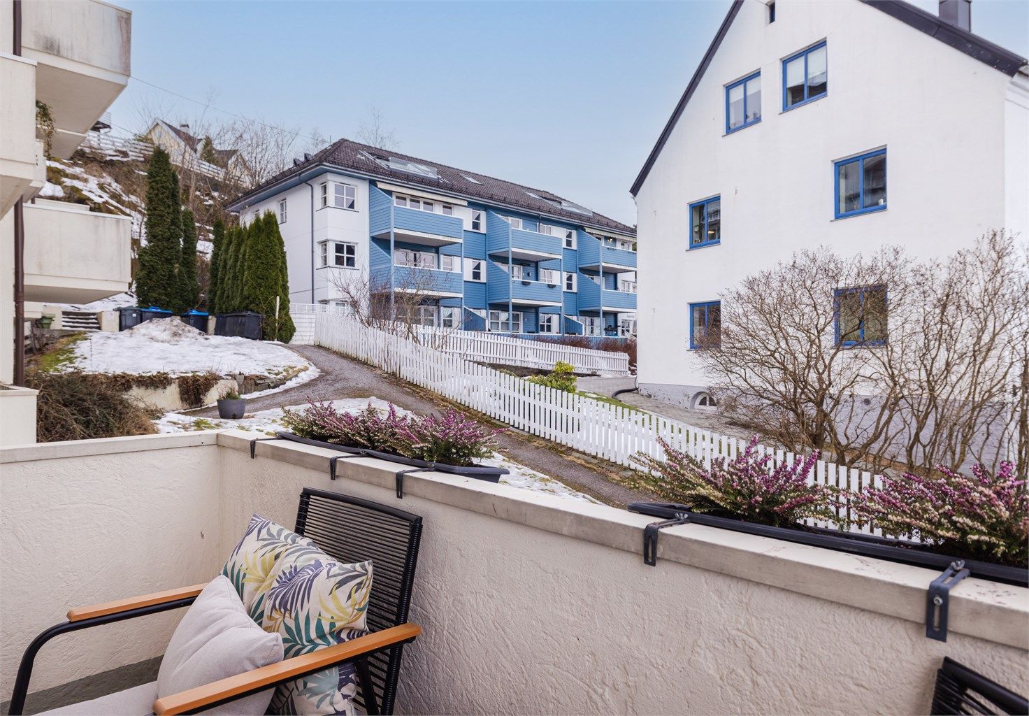 Balkongen er på 3 kvm med plass til en hyggelig sittegruppe, som på årets varme dager oppleves som en forlengelse av stuen. 