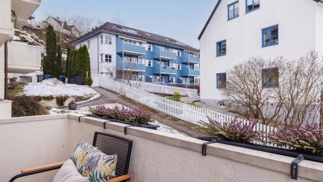 Balkongen er på 3 kvm med plass til en hyggelig sittegruppe, som på årets varme dager oppleves som en forlengelse av stuen.