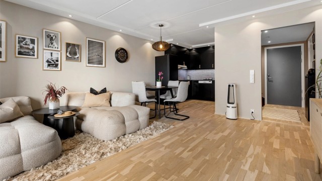 Lys og moderne 2-roms leilighet fra 2020, attraktivt beliggende i 4. etasje med heis, balkong og en smart og funksjonell planløsning. Foto: CASP