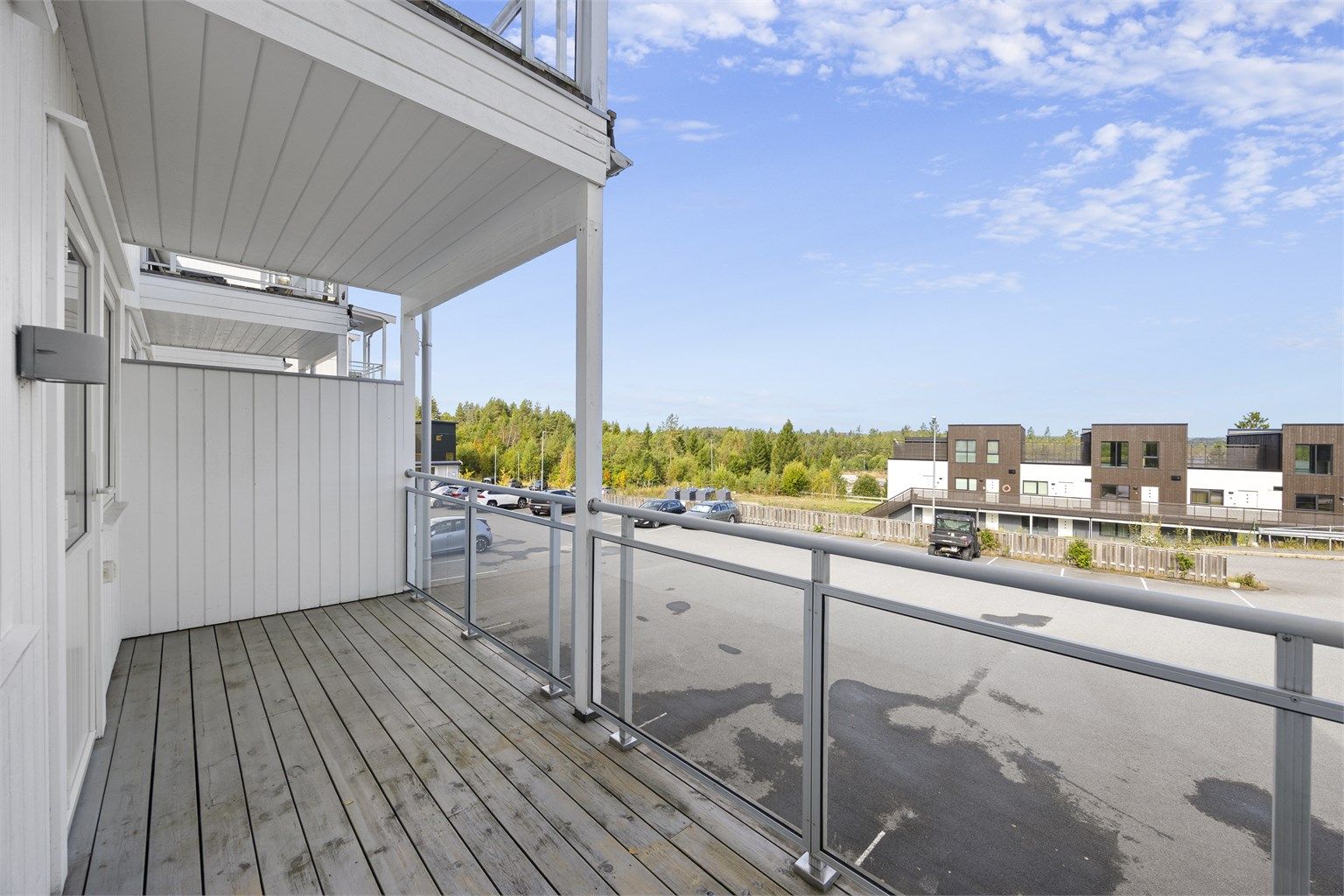 Balkongen har god plass til utemøbler.