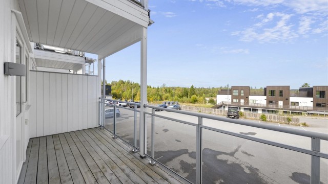 Balkongen har god plass til utemøbler.