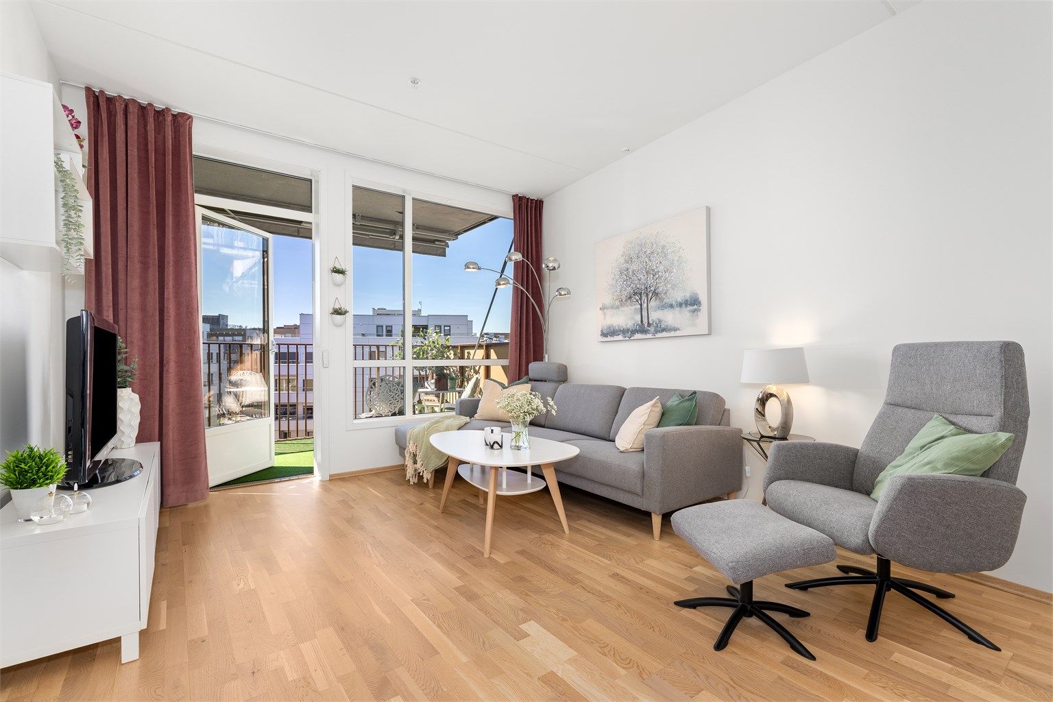 De store vindusflatene gir rikelig med naturlig lys og en åpen følelse i rommet.