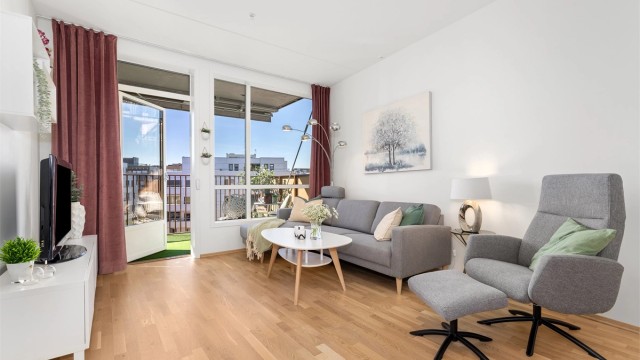 De store vindusflatene gir rikelig med naturlig lys og en åpen følelse i rommet.