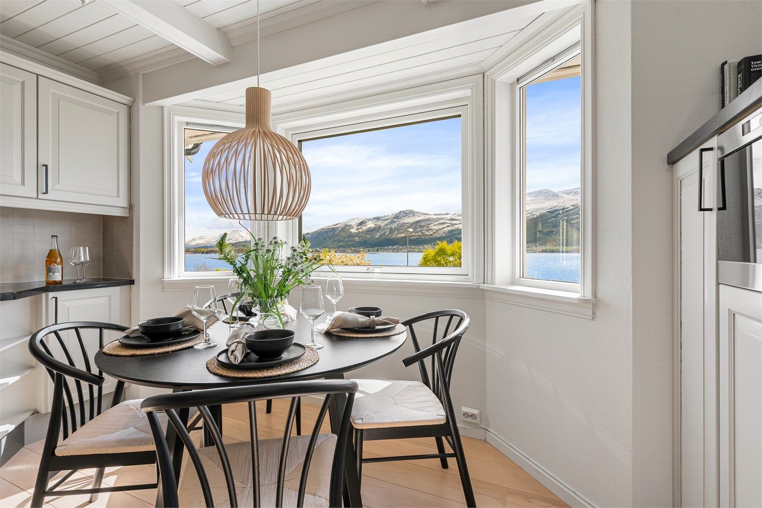 Spiseplassen på kjøkkenet har en flott plassering i karnappet med utsikt mot fjorden