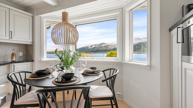 Spiseplassen på kjøkkenet har en flott plassering i karnappet med utsikt mot fjorden