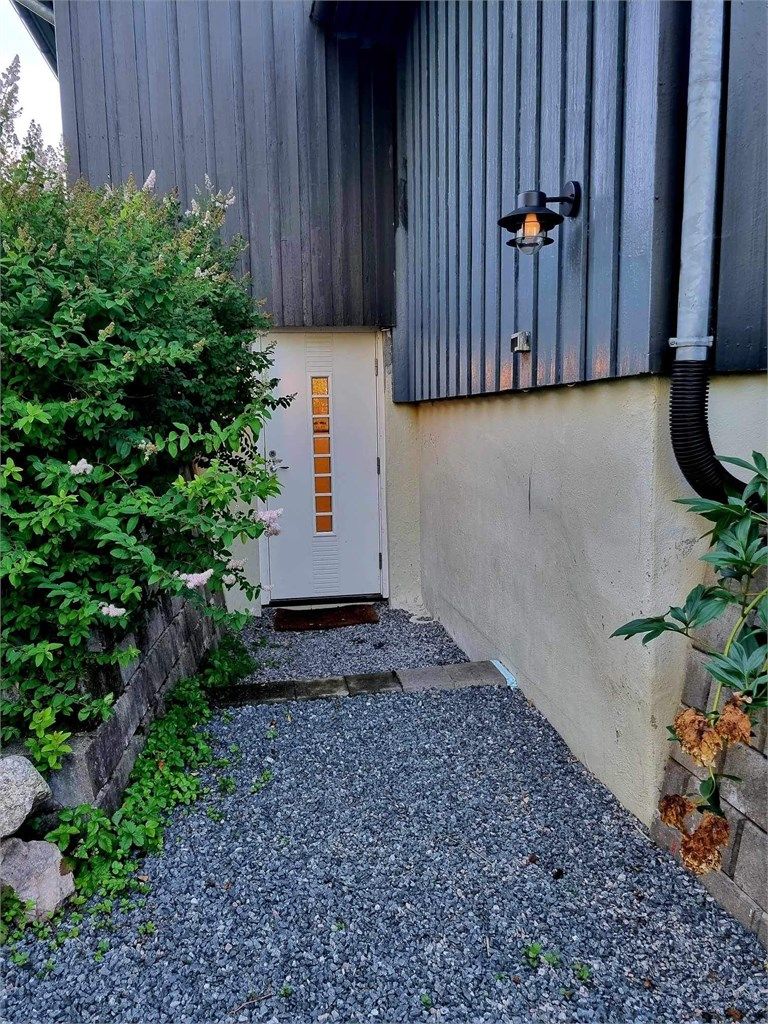 Hybelen ligger i boligens underetasje og har eget inngangsparti.