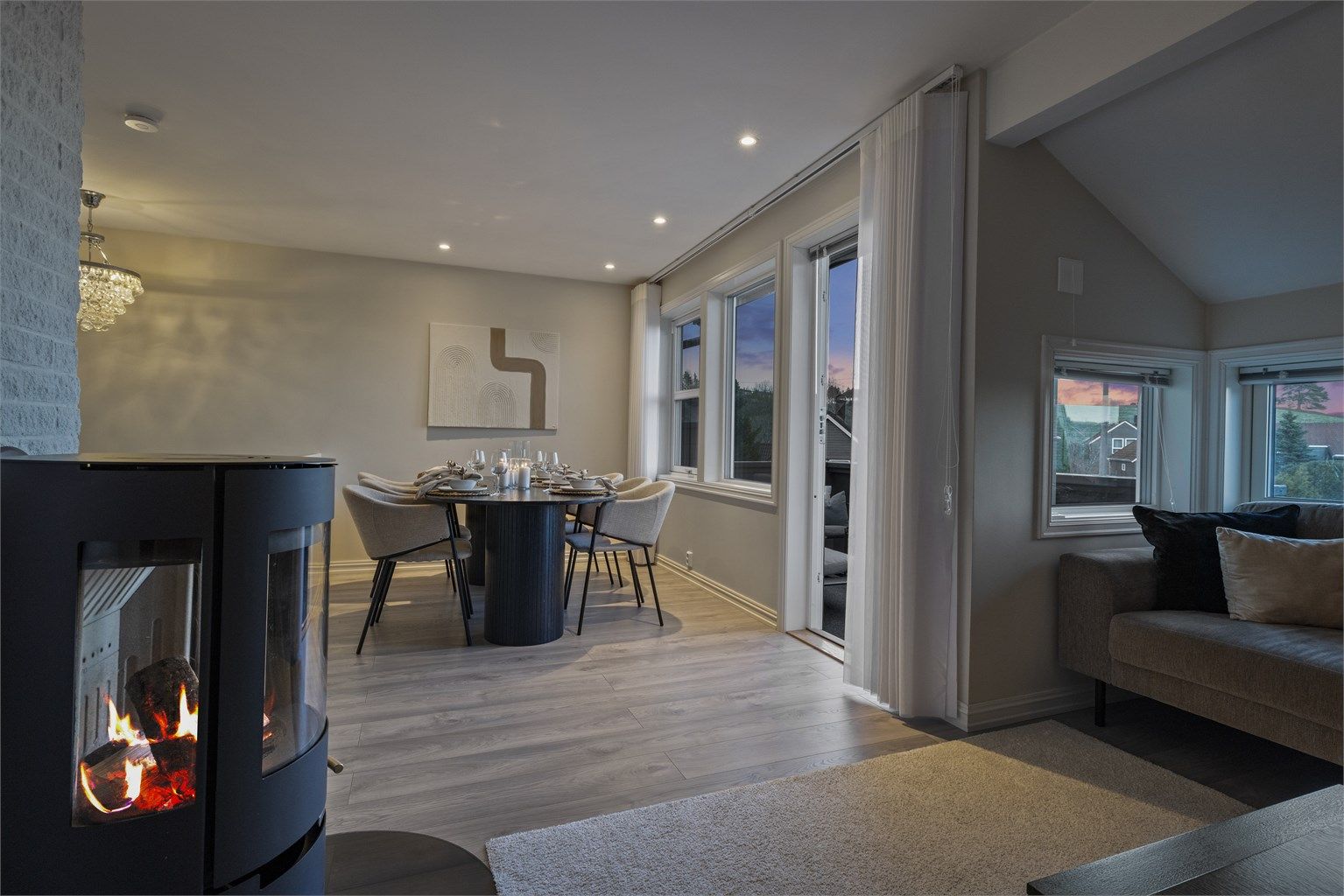 Boligen har gjennomgått en fasaderehabilitering i 2021-2022. I tillegg har kjøkken blitt pusset opp i 2018, samt at i 2019 ble bad, toalettrom og vaskerom oppgradert. Foto: MarikaFoto