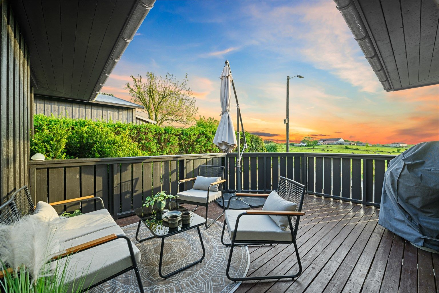 Koselig terrasse med flott utsikt og kjempegode solforhold