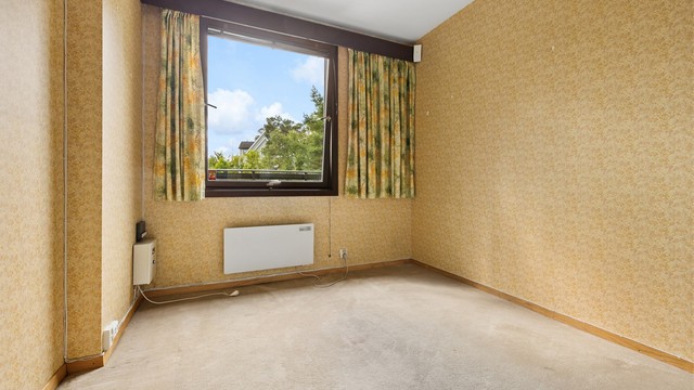 Soverom 2, med plass til seng og oppbevaring.