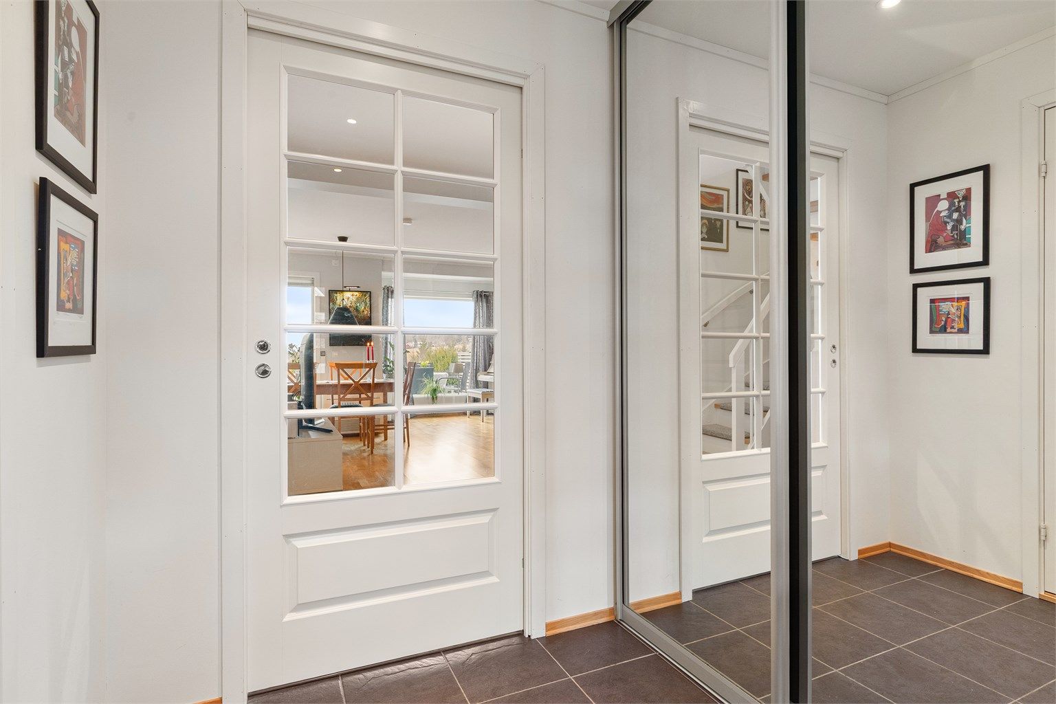 Flislagt entre med gulvvarme og speilgarderobe 