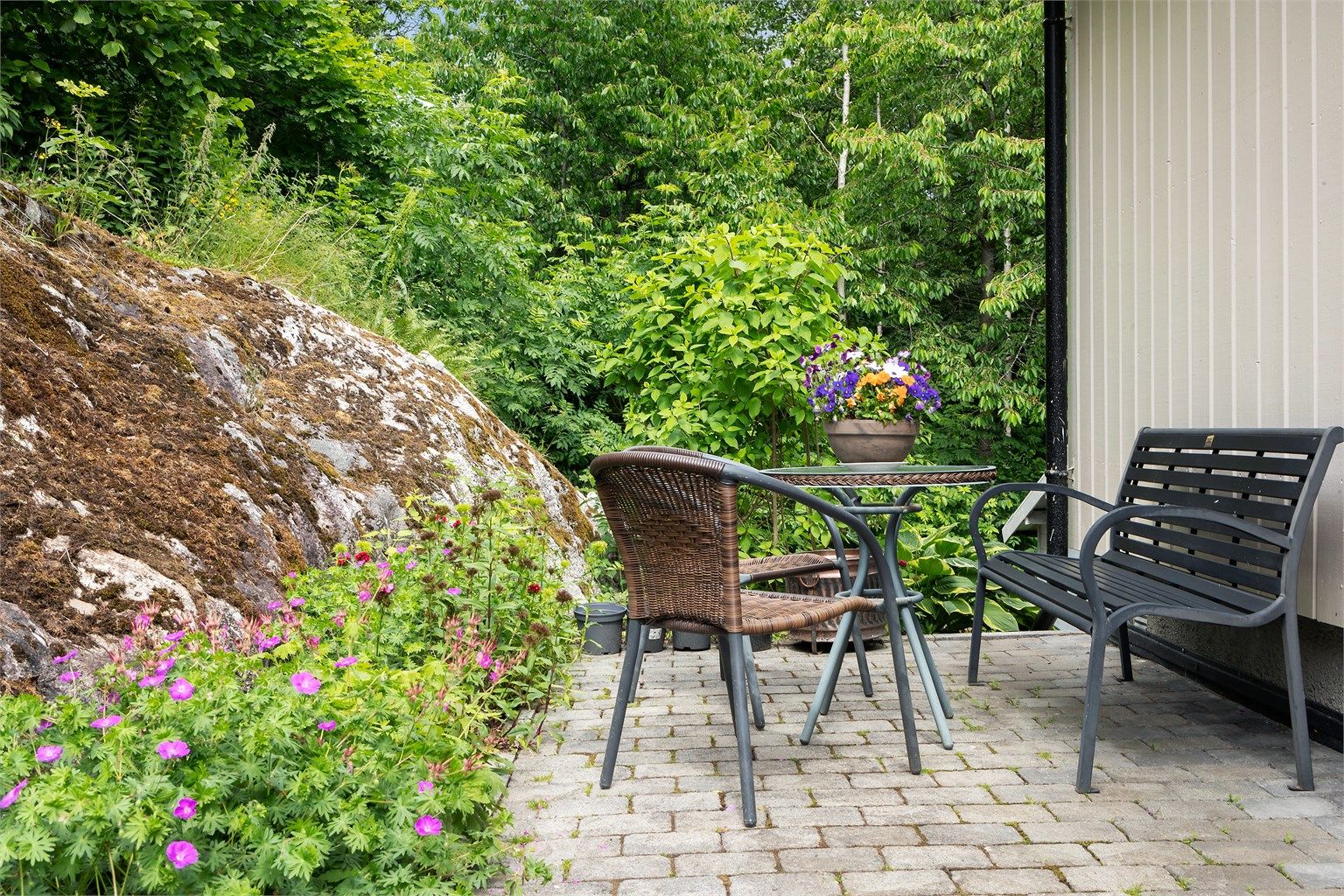 En usjenert krok på eiendommen, perfekt for en liten sittegruppe.