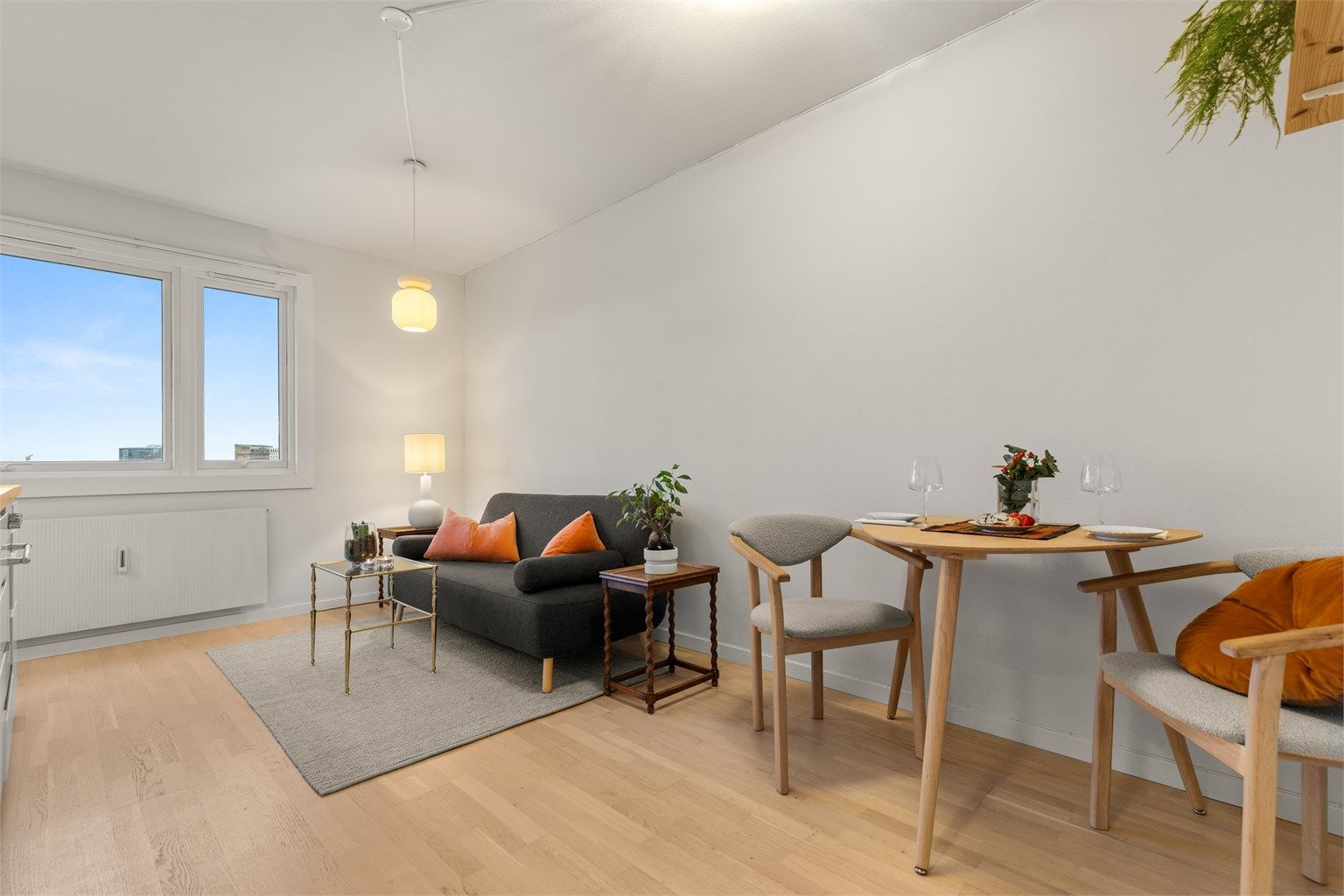 Store vindusflater slipper inn rikelig med lys og skaper en lys og luftig atmosfære.