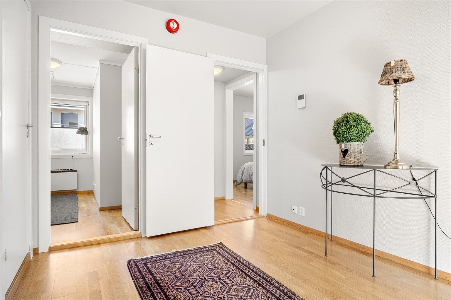 Fra entrèen er det dør inn til venstre til bad/vaskerom og videre inn til de to soverommene. I entrèen er det montert porttelefon med kamera.