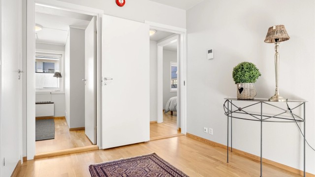 Fra entrèen er det dør inn til venstre til bad/vaskerom og videre inn til de to soverommene. I entrèen er det montert porttelefon med kamera.
