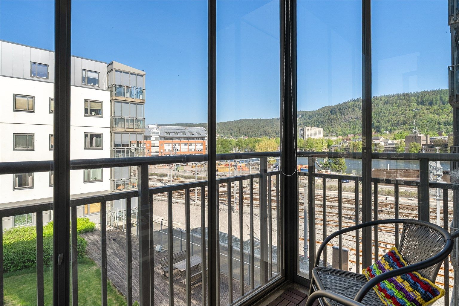 Fra stuen er det adkomst til innglasset balkong på ca. 3kvm med takhøye foldedører