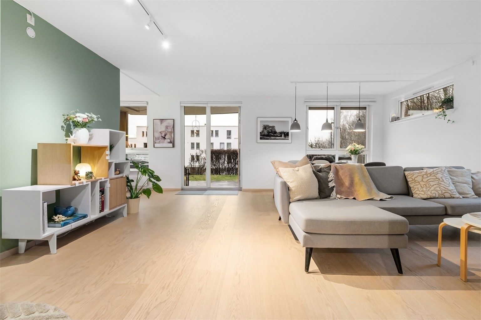 Stuen har god plass til både sofa- og spisegruppe, og er et hyggelig samlingspunkt i boligen