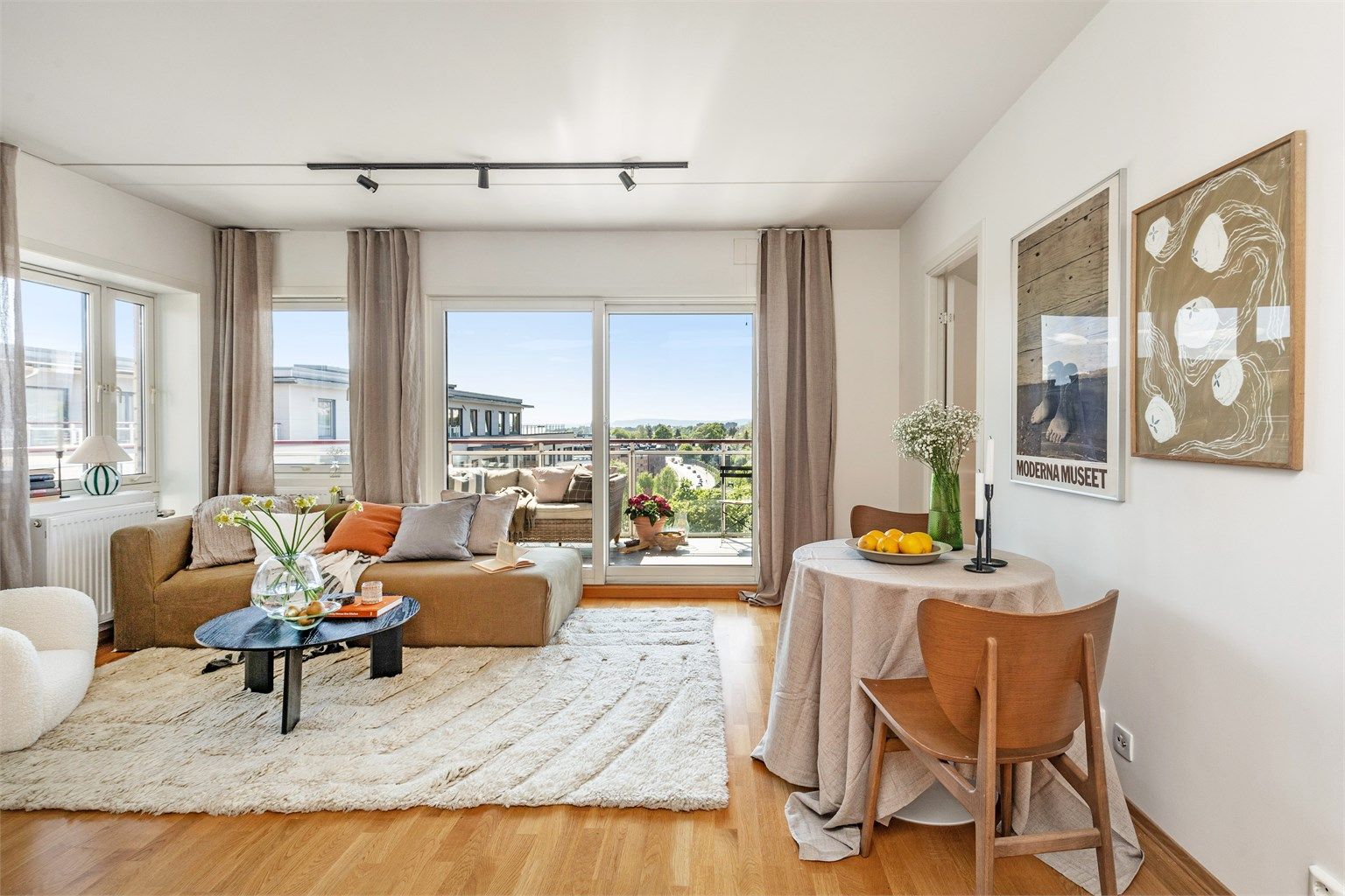 Leiligheten oppleves lys og luftig med store vindusflater som byr på godt med naturlig lys