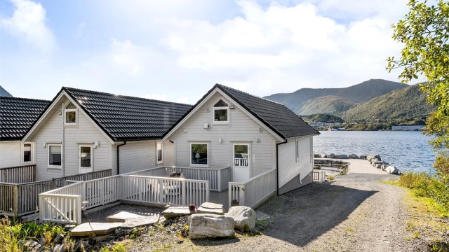 Velkommen til Hellandshamna 42, en Idyllisk fritidseiendom/rorbu ved sjøkanten på Hellandshamn utenfor Brattvåg i Haram kommune, presentert av Eiendomsmegler Christian Nogva Aarseth