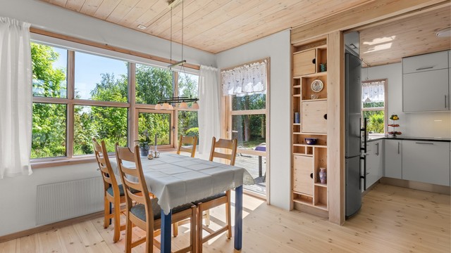 Spiseplassen har store vindusflater og direkte utgang til en markterrasse.