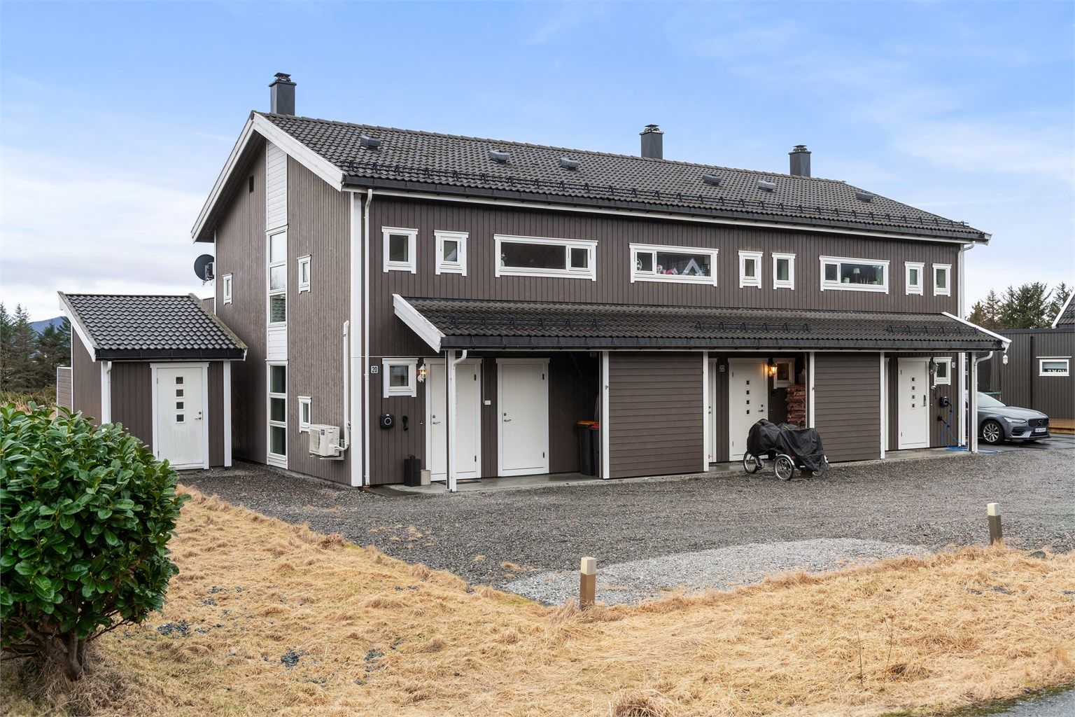 Boligen ligger i et etablert og familievennlig boligområde på Synnes, med rolige og trygge omgivelser. Beliggenheten byr på flotte turmuligheter rett utenfor døren, og det er kort vei til både havet og naturen.