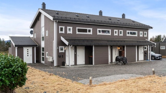 Boligen ligger i et etablert og familievennlig boligområde på Synnes, med rolige og trygge omgivelser. Beliggenheten byr på flotte turmuligheter rett utenfor døren, og det er kort vei til både havet og naturen.