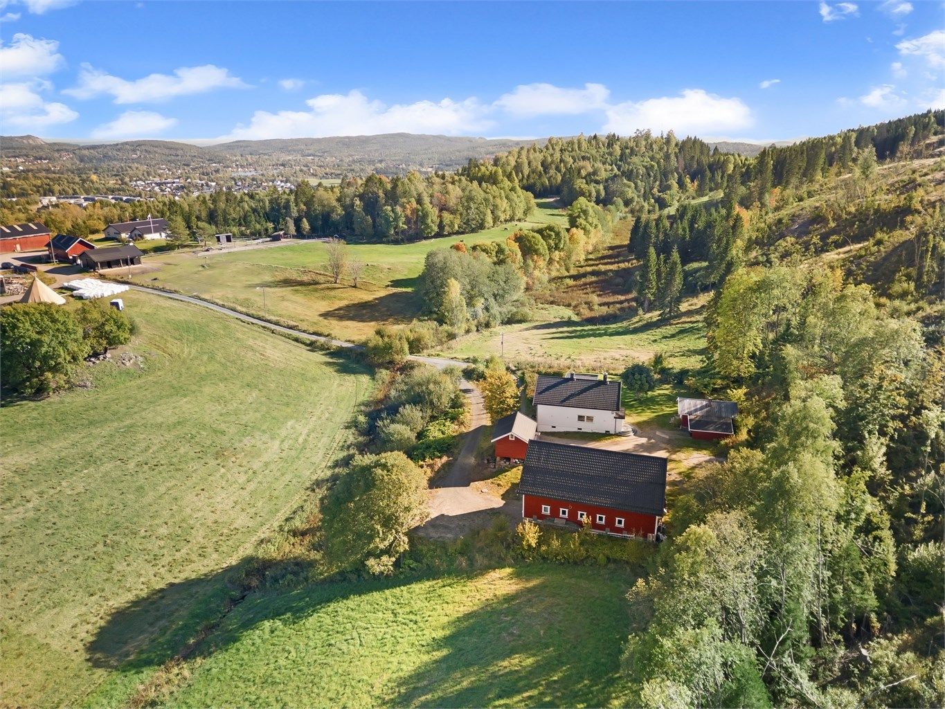 Kort kjørevei til Asker (ca. 15 min) og Drammen (ca. 20 min) som har et bredt utvalg av servicetilbud og sentrumsfasiliteter. 