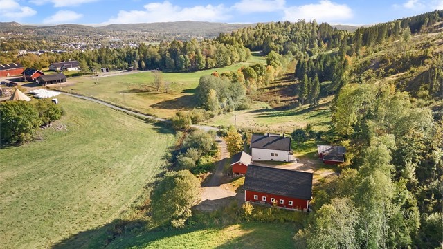 Kort kjørevei til Asker (ca. 15 min) og Drammen (ca. 20 min) som har et bredt utvalg av servicetilbud og sentrumsfasiliteter.