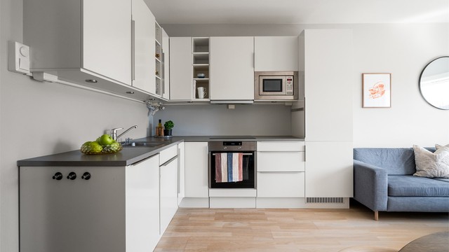 Kjøkkenet fra HTH har en åpen løsning mot stuen og er utstyrt med integrerte hvitevarer, inkludert induksjonstopp, stekeovn og mikrobølgeovn.