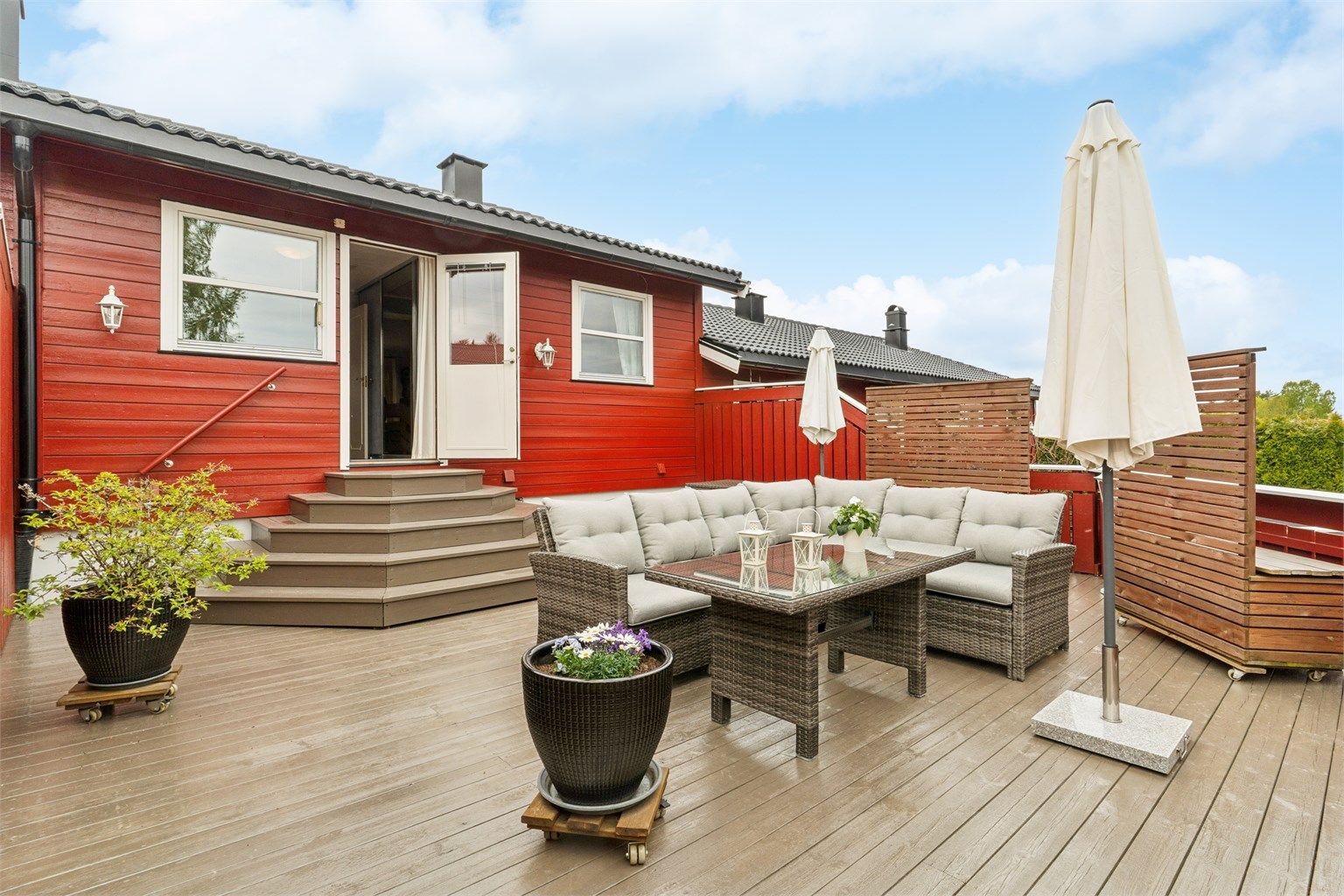 Rekkehus over to plan med en stor, usjenert terrasse og gode solforhold.