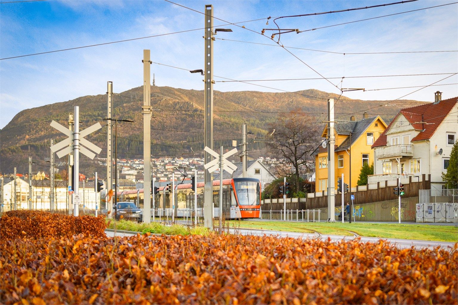 Bybanestoppet "Kristianborg" er like ved. Hyppige avganger som tar deg til HVL, Haukeland eller Bergen sentrum. 