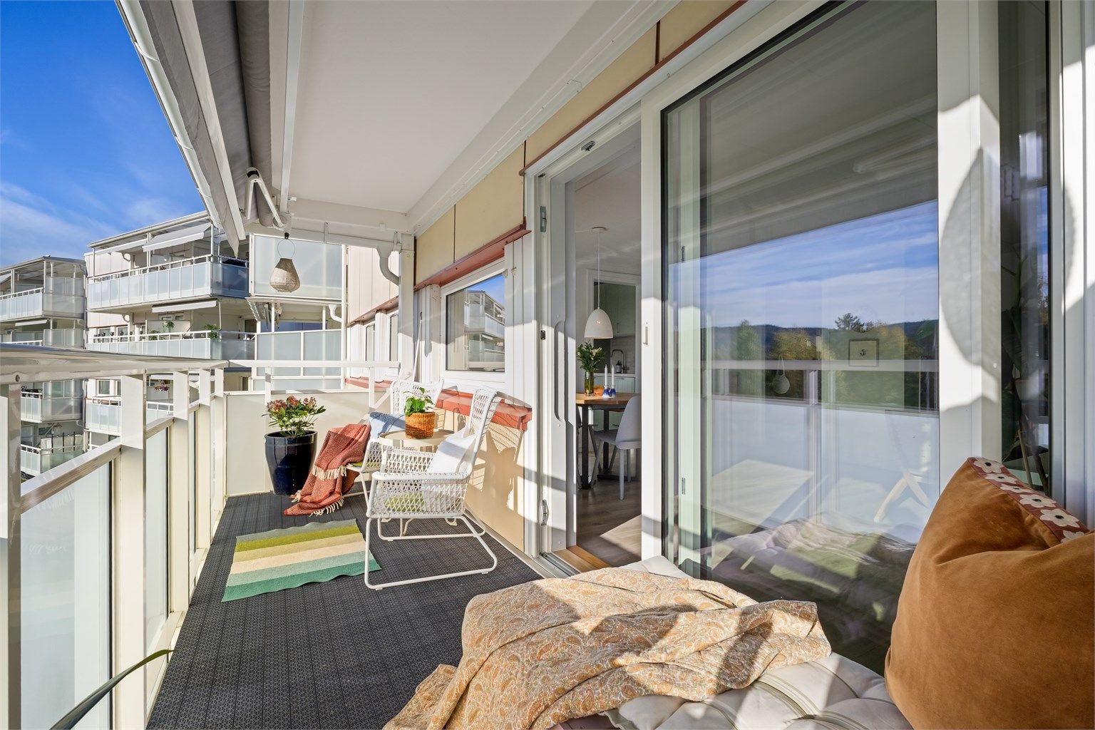 Lekker 2-roms med stor, nydelig balkong med flott utsikt og mye sol. Foto: Zovenfra