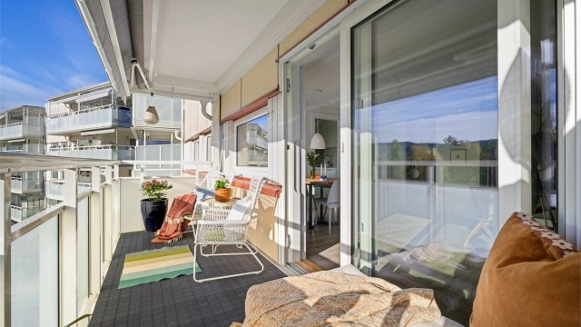 Lekker 2-roms med stor, nydelig balkong med flott utsikt og mye sol. Foto: Zovenfra