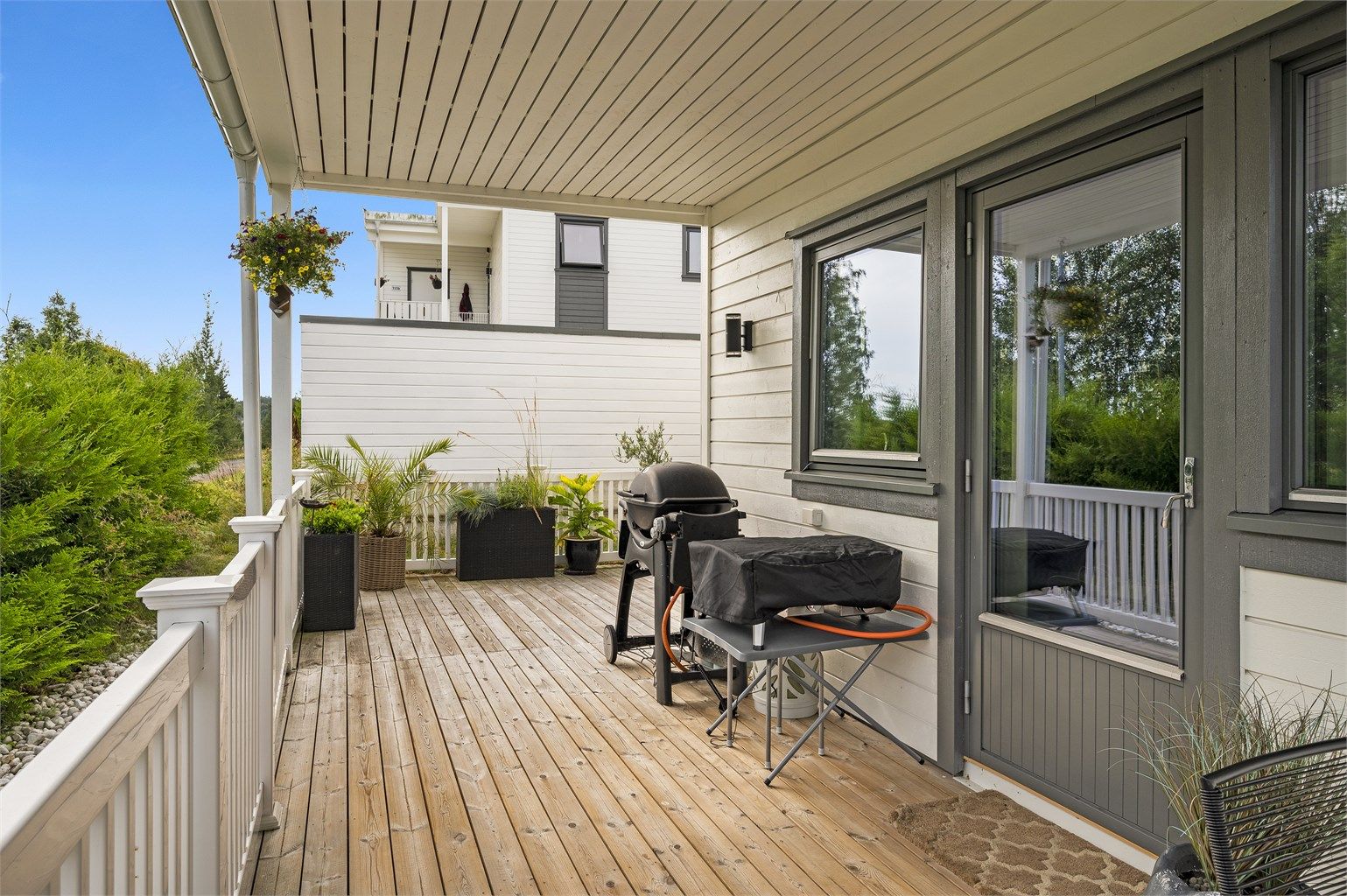 Terrasse med tilgang fra stue/kjøkken