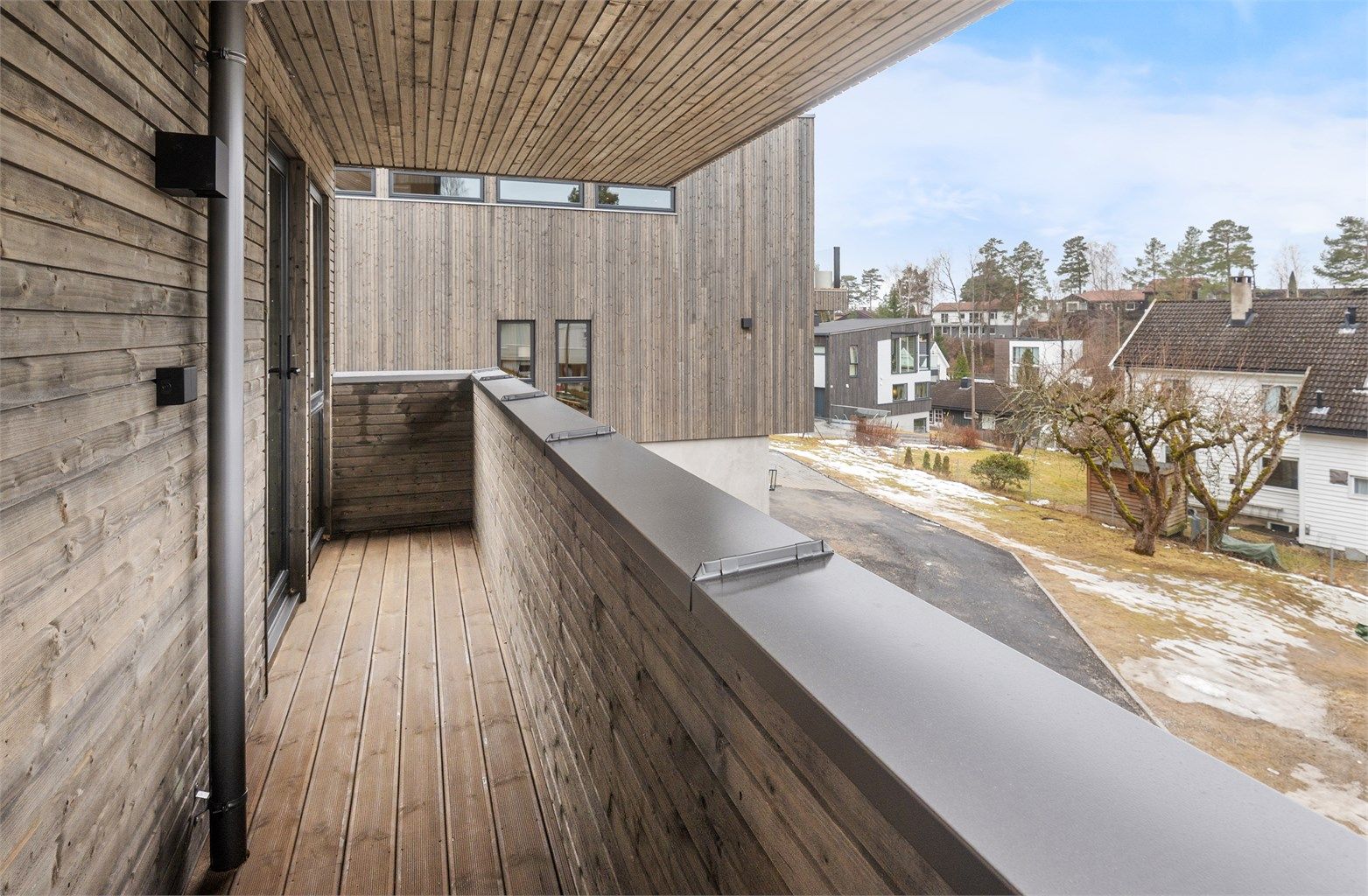 Balkongen i første etasje gir en privat uteplass tilknyttet soveromsavdelingen.